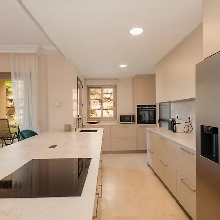 Beautiful Apartment, With Private Terrace In Benahavis, Marbella *